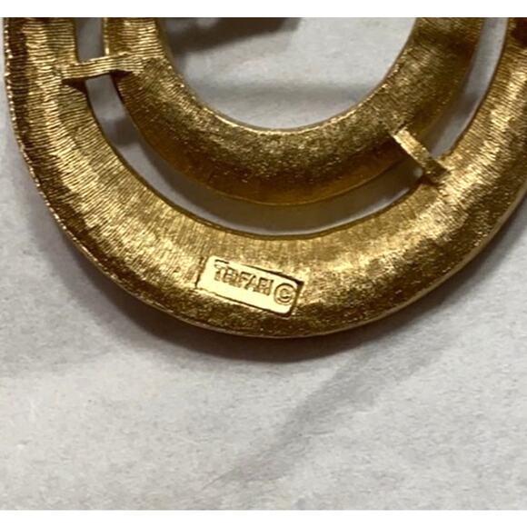 Vintage Crown Trifari brooch dimensional gold & white enamel mid century design - Picture 3 of 4